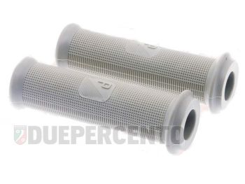 Coppia manopole grigie, stemma PIAGGIO quadro Ø 24/24 mm, l=123 mm per Vespa 50/ N/ L/ R/ SS/ 90/ SS/ 125 PV/ VNA/ VNB1-2/ GT/ 150 GL/ Super/ Sprint/ 180 SS